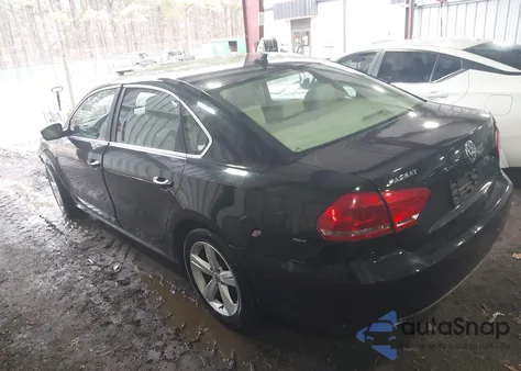 2013 Volkswagen Passat 2.5L Se z USA, uszkodzony, nr VIN 1VWBP7A39DC136070